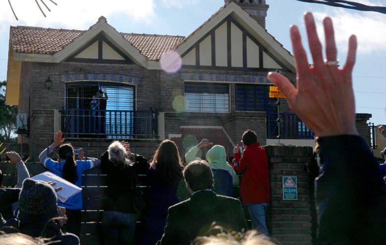 Um grupo de torcedores manifestou imenso apoio ao atacante e passou o tempo todo cantando o hino do Uruguai na porta da casa do artilheiro