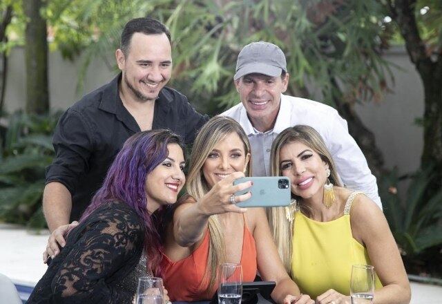 No sétimo episódio
do Troca de Esposas, que vai ao ar nesta quarta (18), a mulher do ex-jogador de
futebol Tulio Maravilha, Cristiane Maravilha, dona de uma personalidade bem
forte, vai encarar uma vida completamente distinta daquela que leva em um
luxuoso condomínio localizado em Goiânia. Saiba mais!