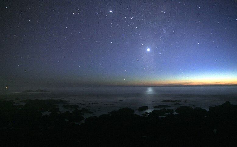 É o que mais chama atenção nas noites de céu limpo, pois tem um brilho intenso, como se fosse uma mega-estrela.
