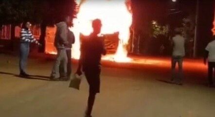 As chamas destruíram o coletivo