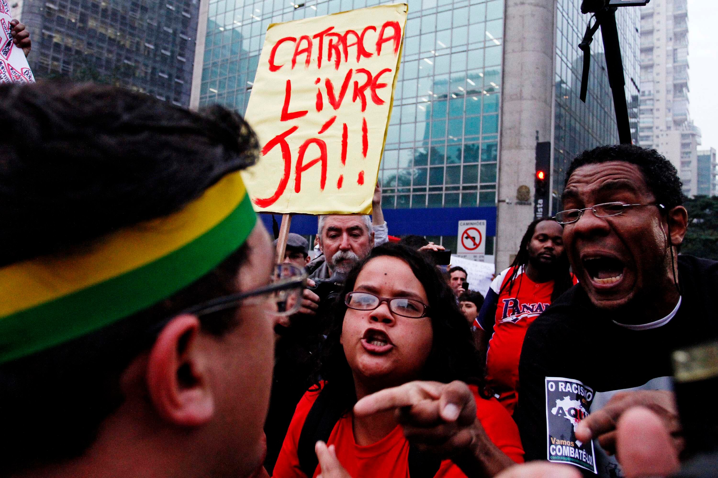 Clima fica tenso e manifestantes batem boca na avenida Paulista