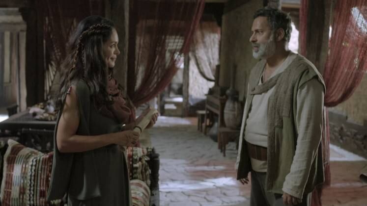 Logo no primeiro episódio da nova temporada da superprodução, Kayla foi apresentada aos filhos do profeta Samuel (Roberto Birindelli), Joel (Daniel Dalcin) e Abias (Osmar Silveira), como esposa de Joiada (Renato Chocair). Os dois receberam os irmãos em sua casa, ofereceram conforto e alimento a eles. No entanto, tudo não passou de uma armação do casal para se aproveitar do poder deles, a fim de conquistar terras em Israel. Quando alcançou o objetivo, Kayla ordenou que seus servos levassem Joiada 
