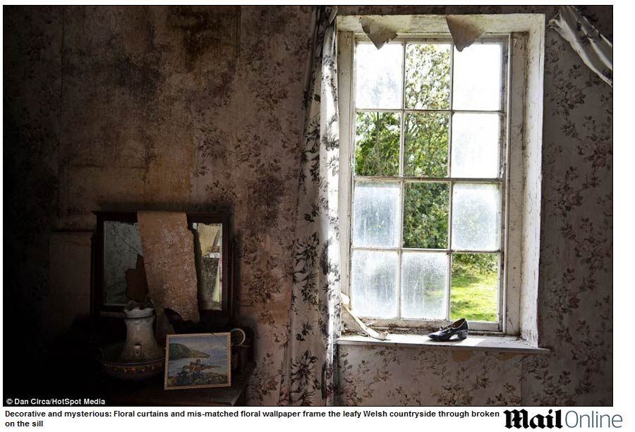 

“Quando eu subi as escadas para entrar no quarto principal,
abri a porta e à direita havia uma foto da senhora do vestido em sua
penteadeira, com toda a maquiagem e outros itens pessoais que pertenciam a ela”,
diz o fotógrafo



