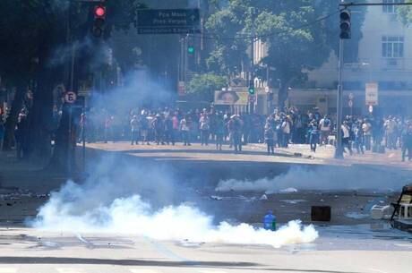 PMs e manifestantes entram em confronto no centro do Rio de Janeiro