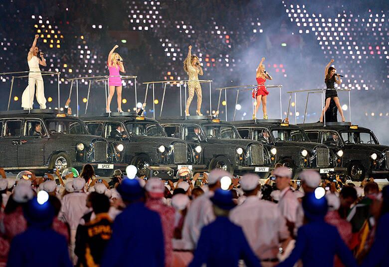 Por algum tempo, o grupo seguiu como um quarteto, e em 2001 foi lançado o último single. Depois, as integrantes se dedicaram só às carreiras solo e atividades paralelas. Só em 2012 as Spice Girls se reuniram, como quinteto,  para relembrar os hits na cerimônia de encerramento das Olimpíadas de Londres. Assista!