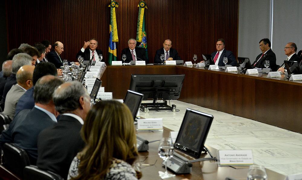 Ao lado de Meirelles, Calheiros e Padilha, Temer se reuniu hoje com os governadores