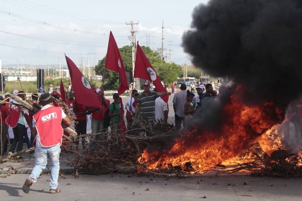 Em Recife, manifestantes colocaram fogo em pneus e fecharam o trânsito
