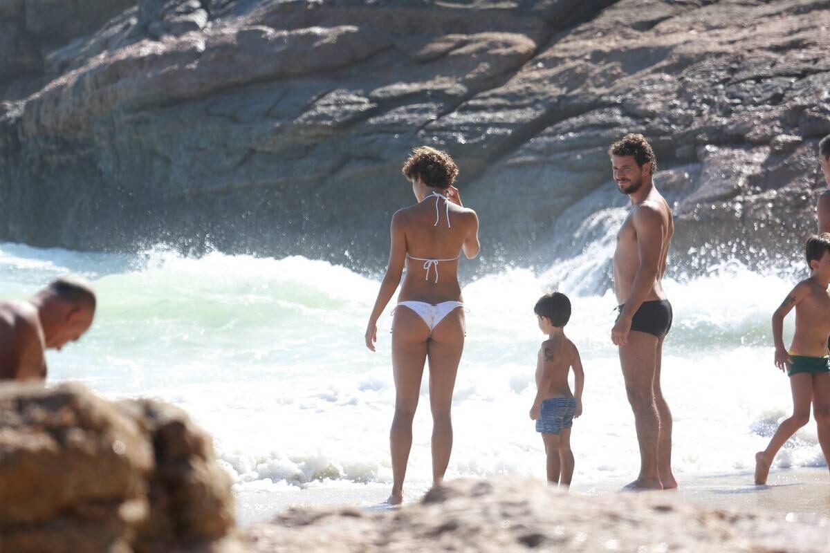 Sophie Charlotte e Daniel de Oliveira se divertem em praia com a família