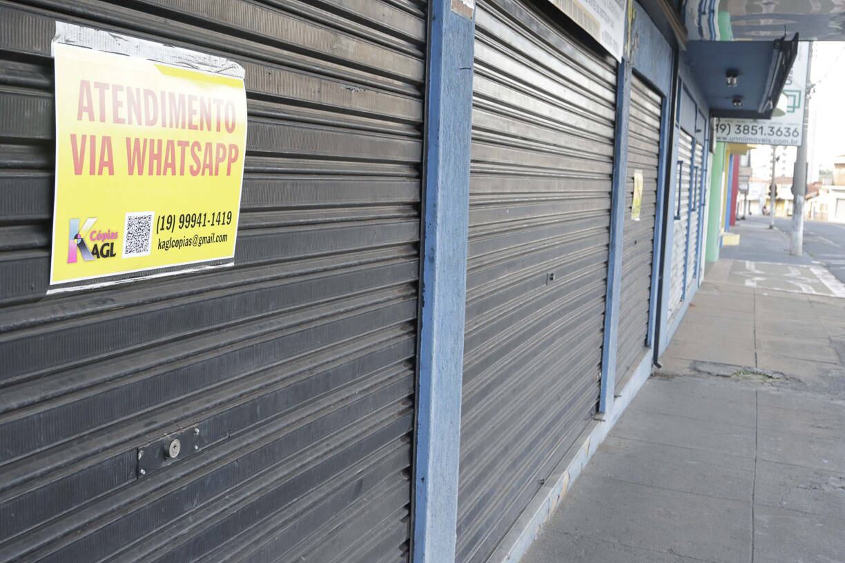 SP - CORONAVÍRUS/MOGI GUAÇU/LOCKDOWN - GERAL
SP - CORONAVÍRUS/MOGI GUAÇU/LOCKDOWN - GERAL - Vista da cidade de Mogi Guaçu, no interior de São Paulo, na manhã desta terça- feira, 02 de março de 2021. Na véspera de aplicar restrição de circulação para tentar reduzir indicadores da covid-19, Mogi Guaçu recuou no decreto e flexibilizou as regras válidas a partir desta terça-feira, 02. Entre elas estão o aval para atendimento presencial por supermercados, desde que cumpridas uma série de exigências, além do funcionamento limitado do delivery por restaurantes e lanchonetes.
Foto: DENNY CESARE/CÓDIGO19/ESTADÃO CONTEÚDO
CDG20210302012 - 02/03/2021 - 08:55