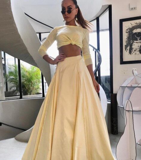 Sabrina Sato foi com a barriga à mostra, em look Maison Alexandrine