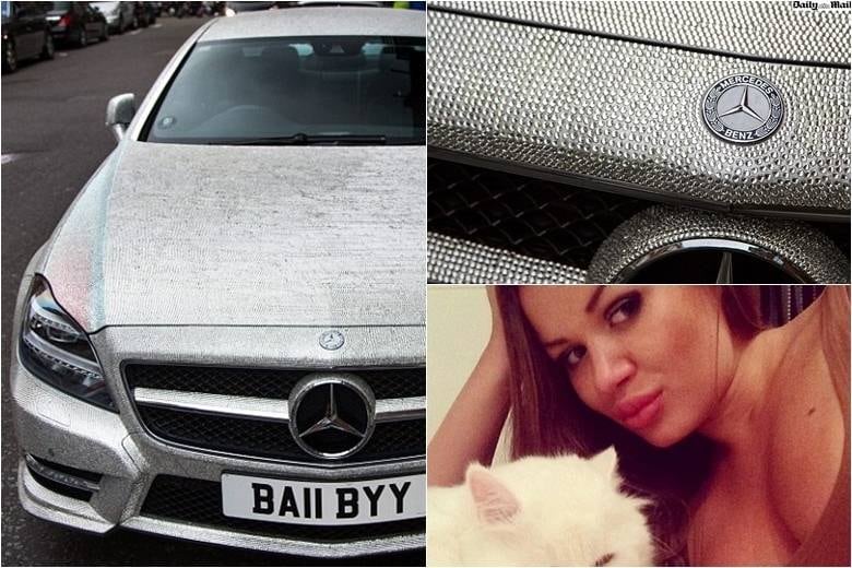 A russa Daria Radionova, uma bela estudante de negócios, brilhou nos últimos dias em Londres. Ou melhor, quem brilhou mesmo foi sua Mercedes-Benz CLS, flagrada na rua, estacionada em frente do Hotel Levin, em Knightbridge, famoso bairro londrino onde residem ricaços. O cupê alemão foi inteiro coberto com cristais (de verdade) da joalheria Swarovski. Segundo o diário britânico Daily Mail, a gata pagou nada menos que R$ 78.000 para customizar seu possante. Confira a seguir as imagens e detalhes do Mercedes-Benz de Daria Radionova

Saiba tudo sobre carros! Acesse www.r7.com/carros