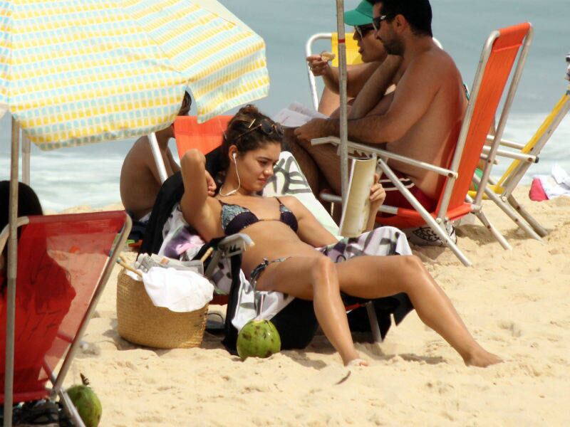 Sophie Charlotte curtiu o domingão (13) na praia do Leblon, no Rio