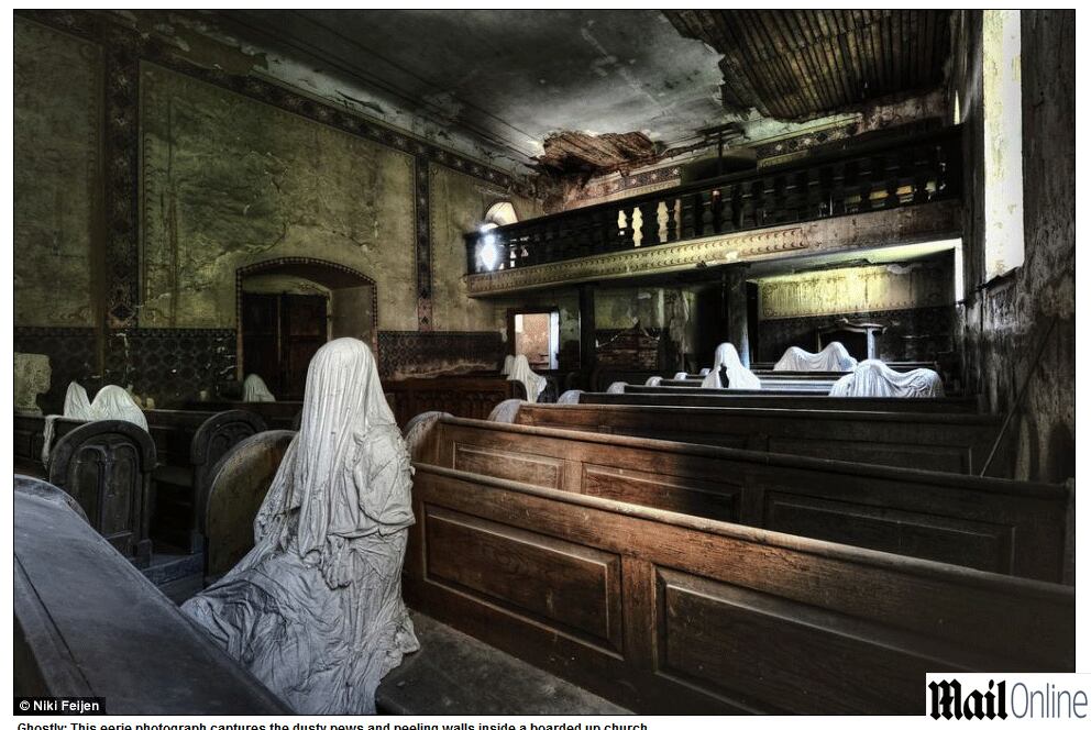 Fantasmagórica: Esta fotografia capta os bancos empoeirados e paredes descascadas dentro de uma igreja.

Niki Feijen conta que a pior parte do trabalho é enfrentar o forte cheiro e as moscas que habitam esses edifícios abandonados