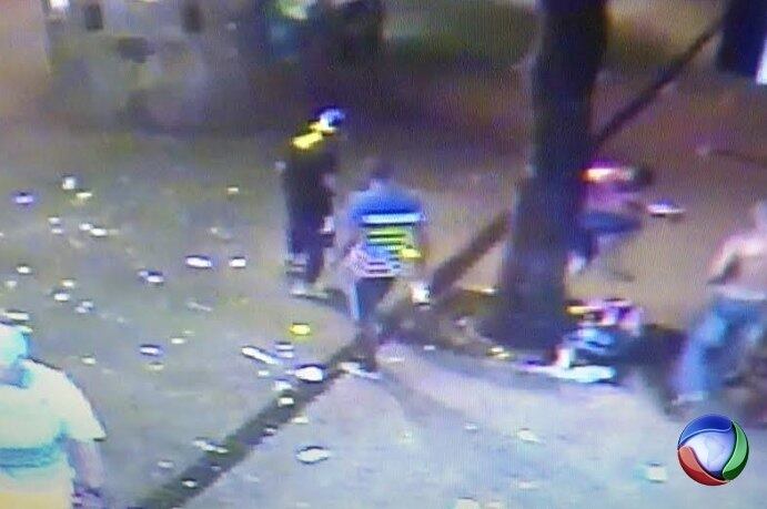 Imagem flagra momento em que um dos agressores pisa na cabeça de Yuri