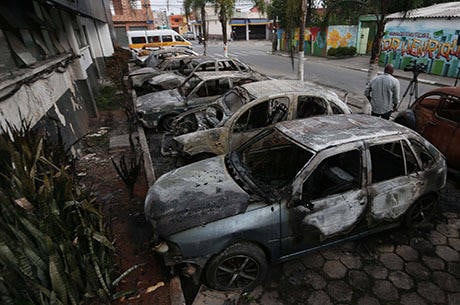 Carros estavam estacionados no 59° DP, no Jardim Noemia