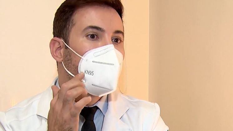 O cirurgião dermatologista, André Alves, revela que com o tempo o paciente pode ter afundamento de têmpora, sendo necessário o preenchimento da região, além disso a pele da pessoa que fez o procedimento começa ter flacidez