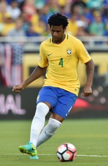 Gil - Vendido ao Shandong Luneng-CHI em janeiro de 2016, o jogador chegou à Copa América daquele ano credenciado pelo grande desempenho pelo Corinthians, no título do Campeonato Brasileiro do ano anterior. Três anos depois, o defensor continua atuando pelo clube chinês. Gil foi convocado pela última vez em 2017, para jogos de Eliminatórias para o Mundial de 2018.