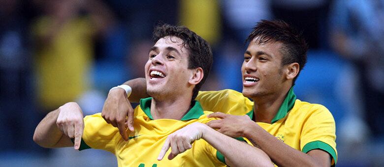 A primeira vitória do ano sobre uma seleção campeã do mundo custou a sair. Apenas em junho, no sétimo amistoso, a equipe bateu a França por 3 a 0. Os comandados de Luiz Felipe Scolari já mostravam alguma evolução e o time começava a tomar cara. Ex-Internacional, o meia-atacante Oscar fez a festa do Brasil na Arena Grêmio, em Porto Alegre (RS)