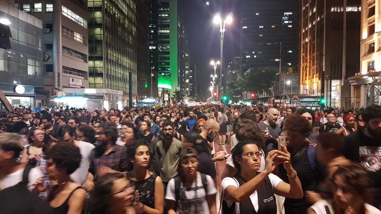 Multidão em ato em memória de Marielle Franco, na Paulista, em São Paulo