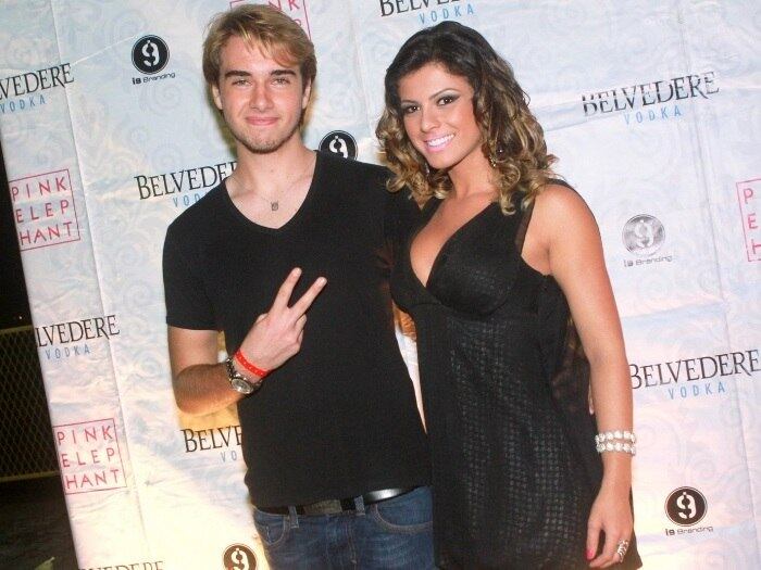 Mas o relacionamento com a modelo era bastante complicado. Na época, Olin tinha 17 anos e Babi Rossi 22. Os cinco anos de diferença não era um problema para o casal, mas no começo do relacionamento o DJ chegou a mentir a idade. O filho de Eike Batista e Luma de Oliveira falava que tinha 20 anos