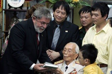 Giap presenteia o ex-presidente Lula com suas memórias em 2008