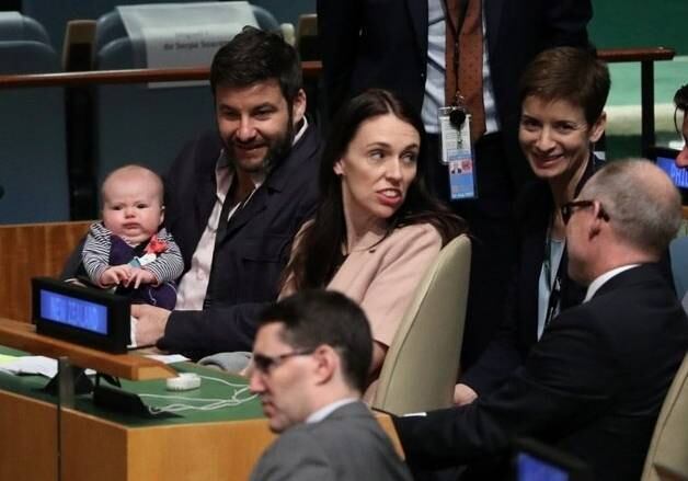 Jacinda Arden, primeira-ministra da Nova Zelândia, também chamou atenção ao levar a filha, Neve, na Cúpula da Paz Nelson Mandela, evento que antecede a 73ª Assembléia Geral das Nações Unidas, em Nova York (EUA), em setembro de 2018