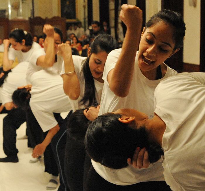 



Nas escolas, no trabalho e em shopping centers, mulheres
participam de aulas de auto defesa, após o aumento no número de ataques de gangues
de estupradores na Índia.

A imagem mostra a equipe de funcionárias do Imperial Hotel em Nova Déli
participando de uma aula de defesa pessoal, dada pela polícia local, um mês após a morte de uma jovem que foi vítima de estupro coletivo em um ônibus na
capital indiana