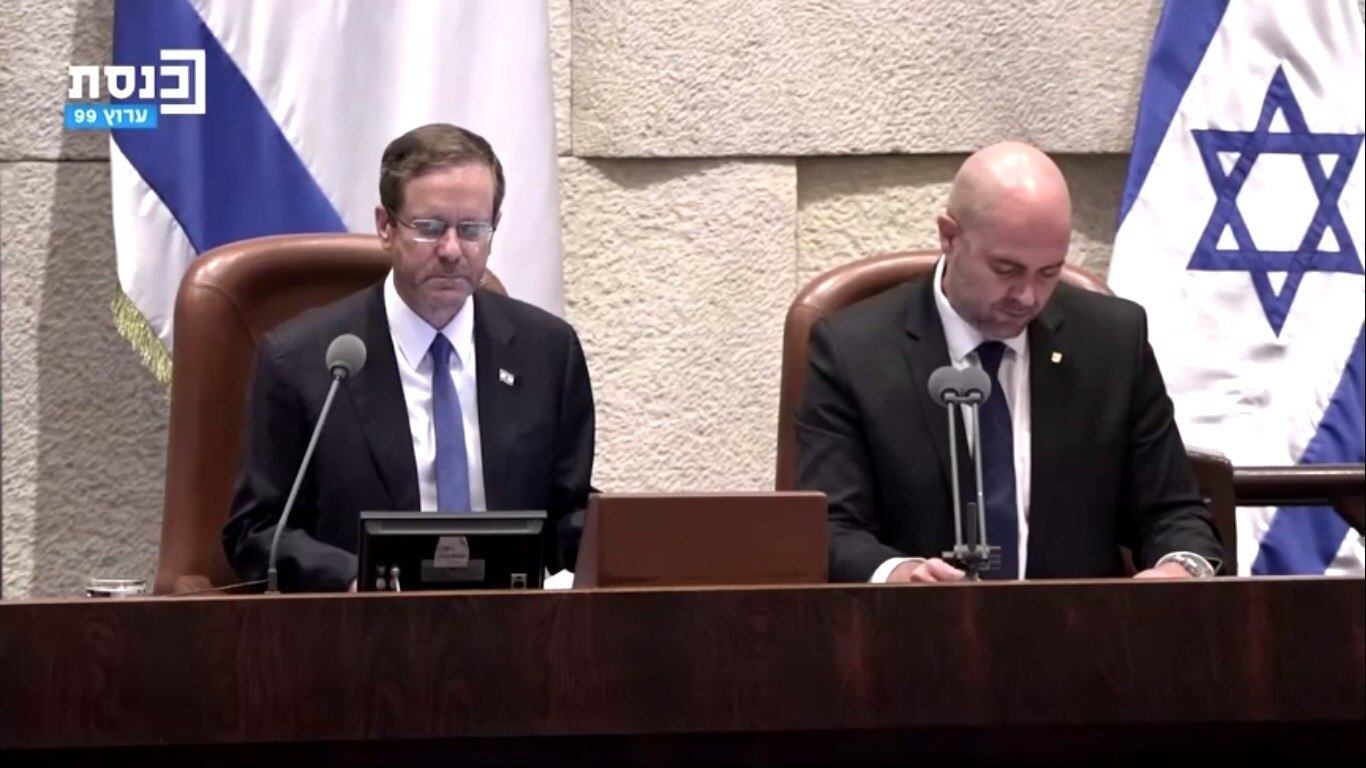 Parlamentares realizam sessão nesta segunda-feira