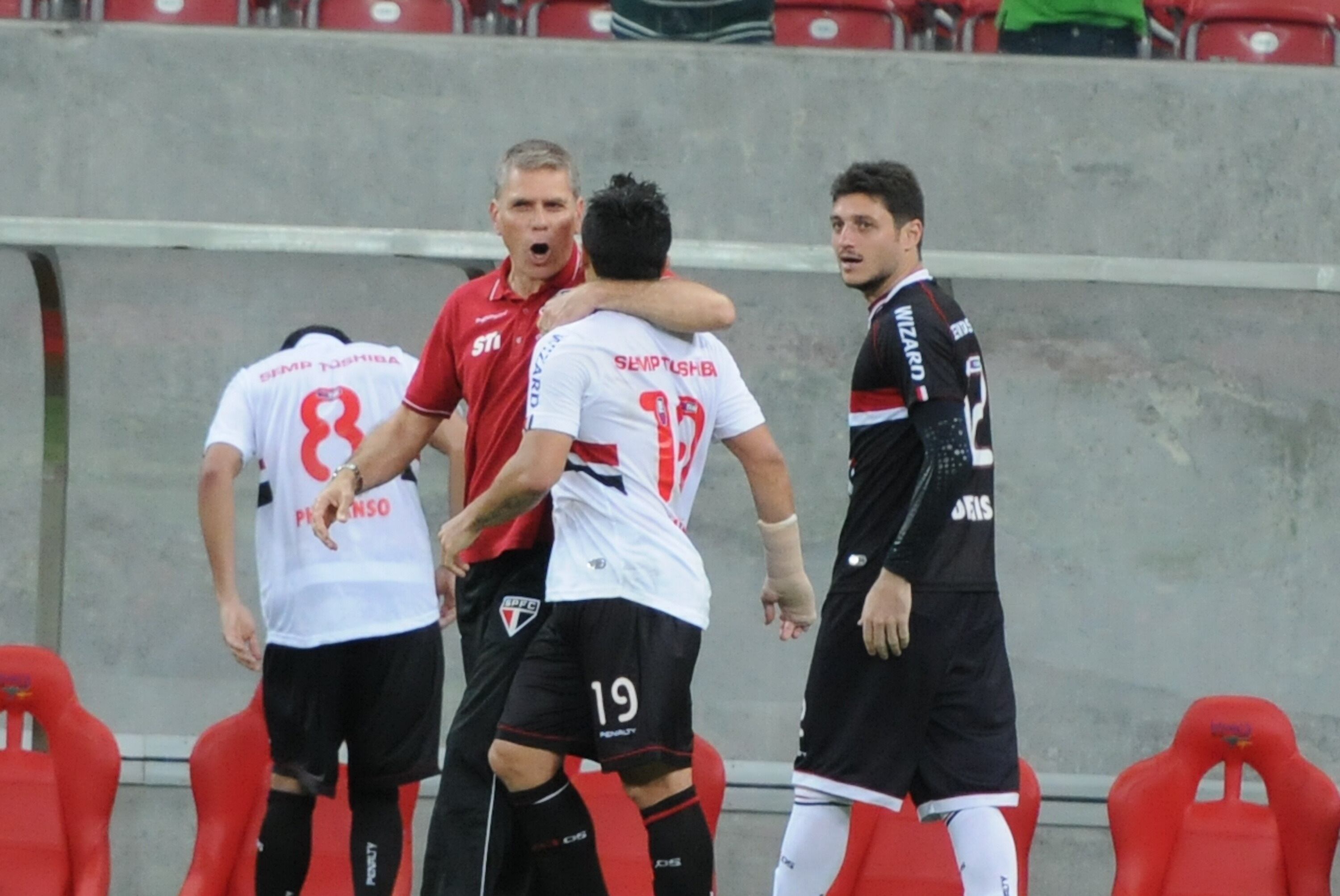O problema para o Tricolor é a má fase em casa. Das nove derrotas do São
Paulo no campeonato, seis foram sofridas em seus domínios, diante de
Goiás, Santos, Bahia, Cruzeiro, Internacional e Criciúma. As únicas
vitórias como mandante foram obtidas contra Vasco e Fluminense. O outro
jogo no local terminou com empate, frente ao Atlético-PR