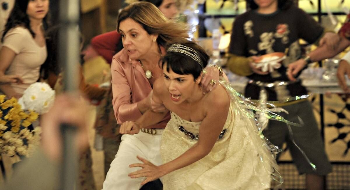 O embate entre Carminha (Adriana Esteves) e Nina (Débora Falabella) em Avenida Brasil: trama hipnotiza argentinos