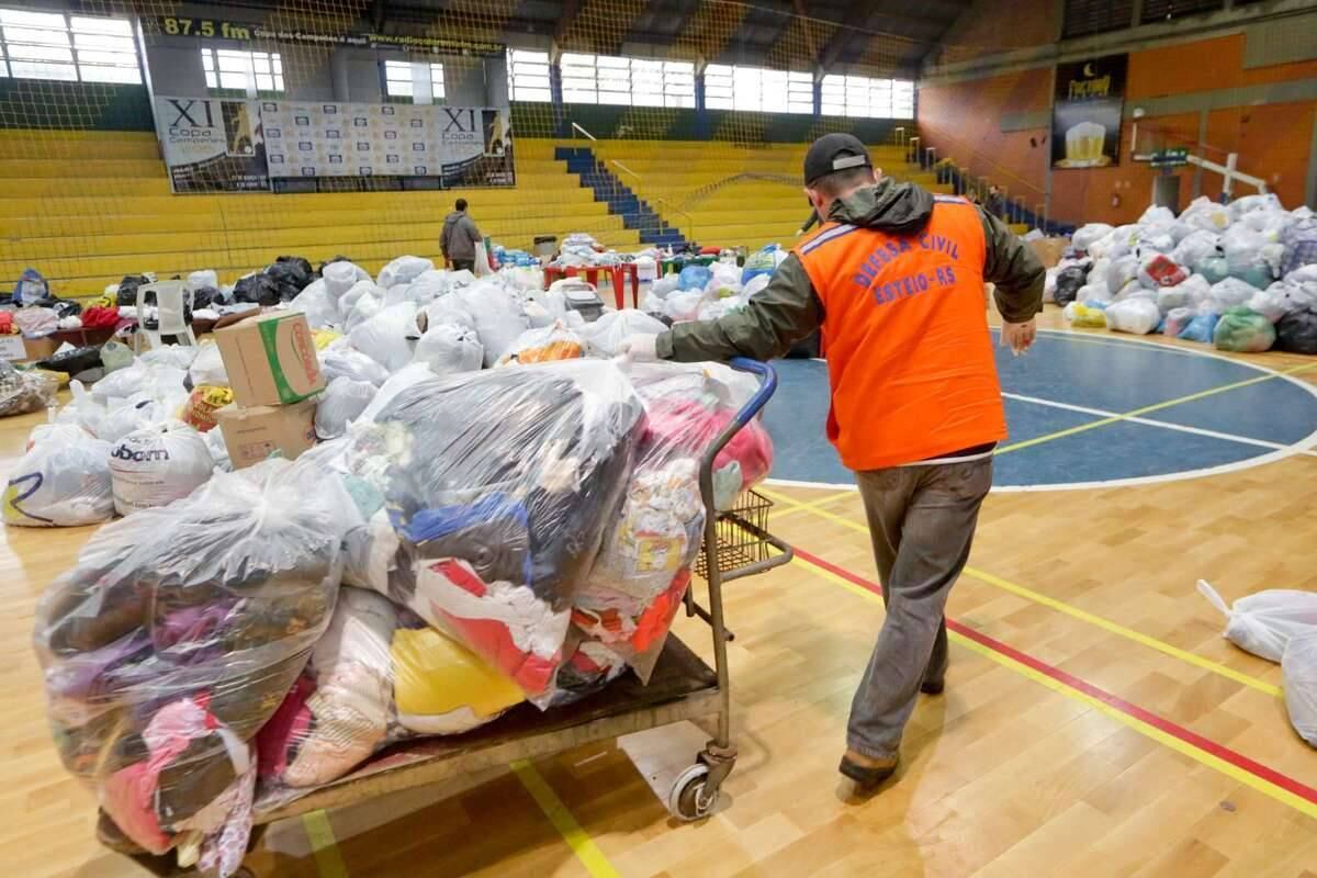 Segundo o governo do RS, no município de Esteio a situação é mais
crítica e a prefeitura decretou situação de emergência. Os municípios de
Rolante e Riozinho também estão em situação de emergência.