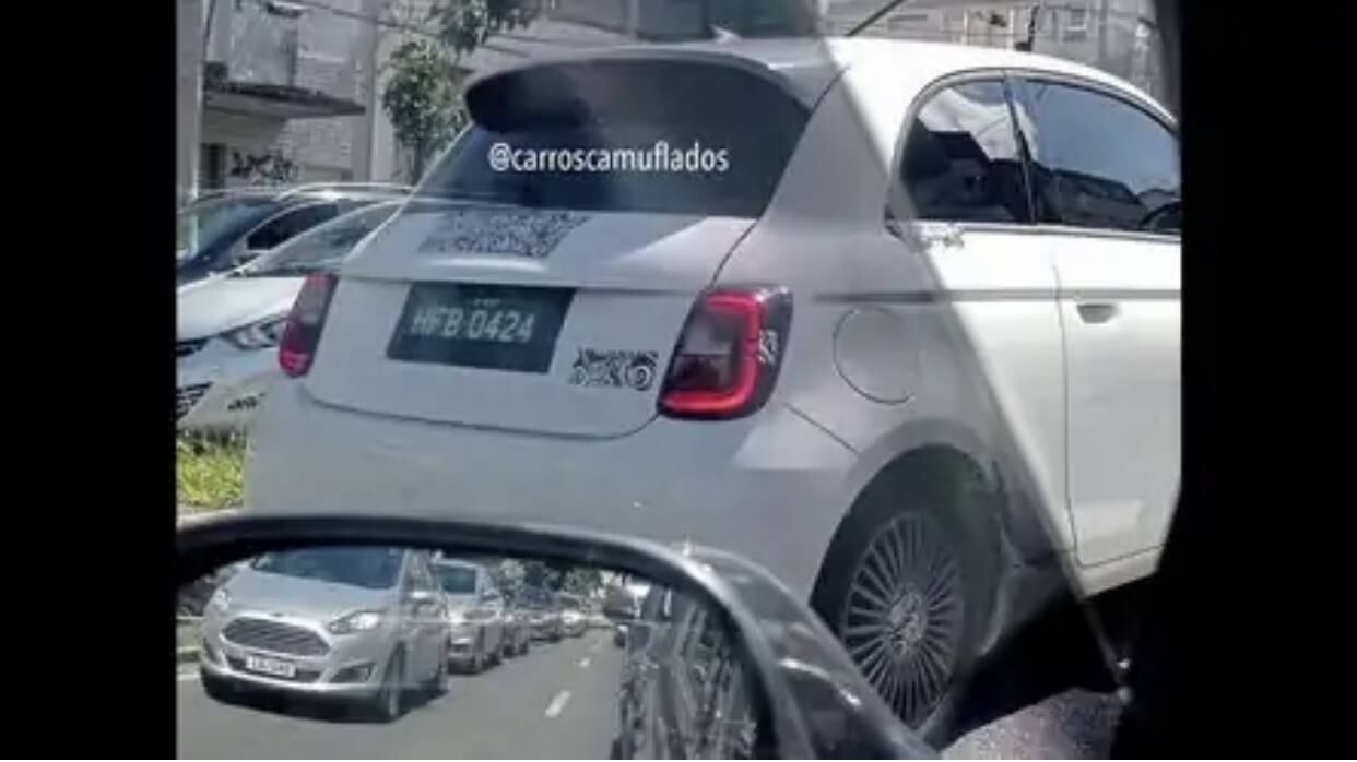 Foi flagrado rodando pelas ruas de Belo Horizonte, Minas Gerais, o novo Fiat 500e