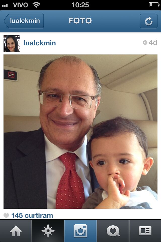 Governador tira foto com neto no colo dentro da aeronave