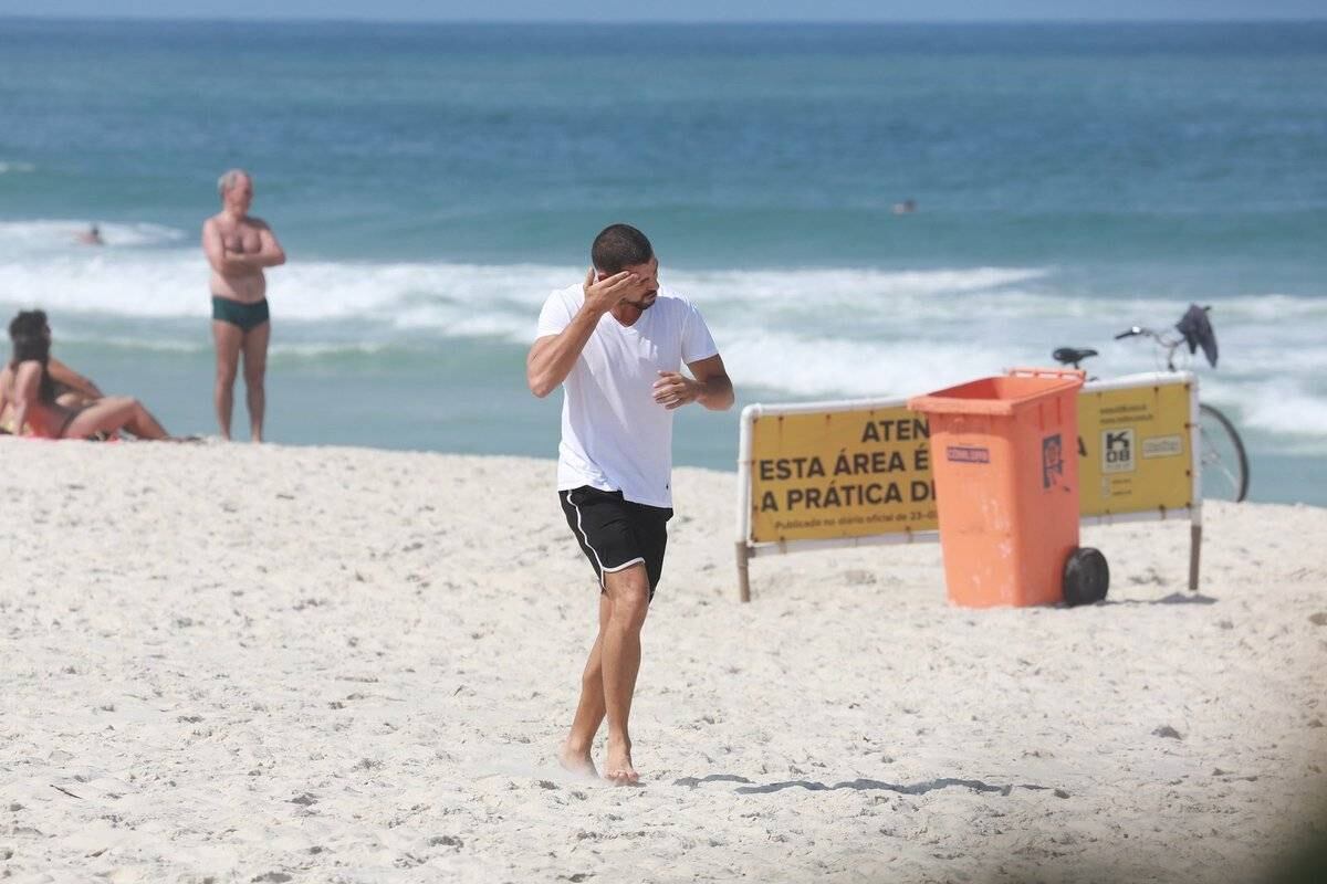 Cauã Reymond é clicado correndo na praia nesta terça-feira (28)