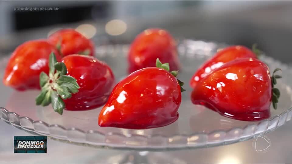 Domingo Espetacular busca desvendar o segredo do morango do amor, doce que virou sensação no Brasil