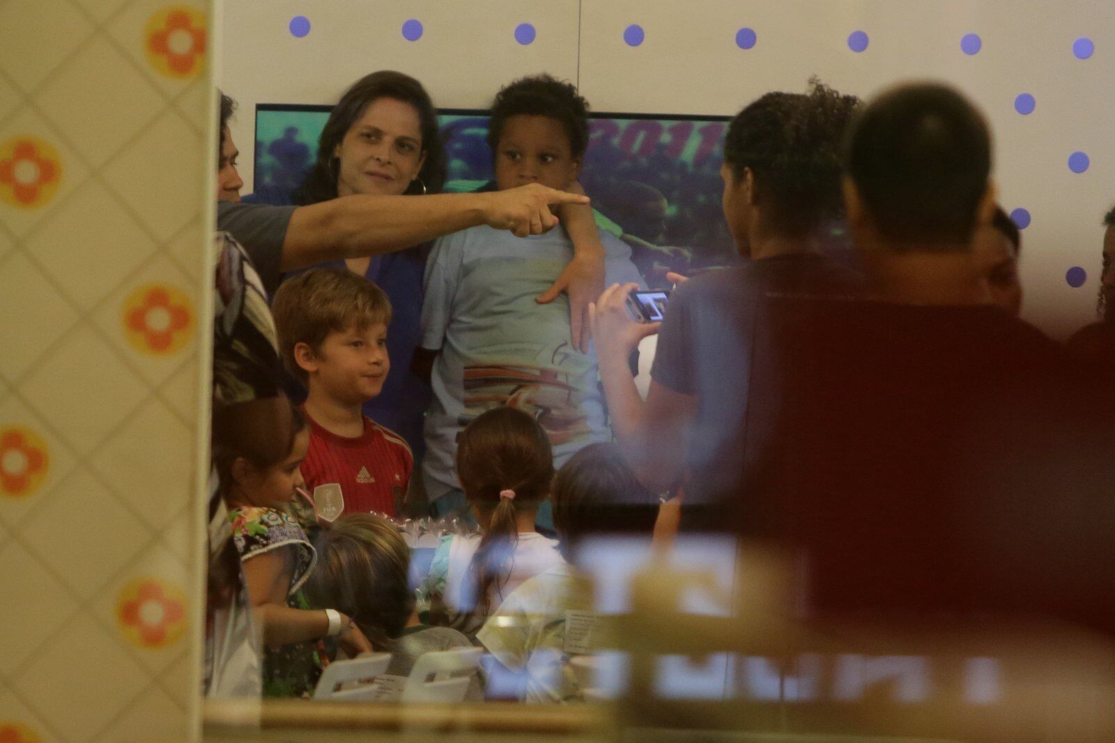 Drica Moraes comemora aniversário do filho adotivo em parque infantil