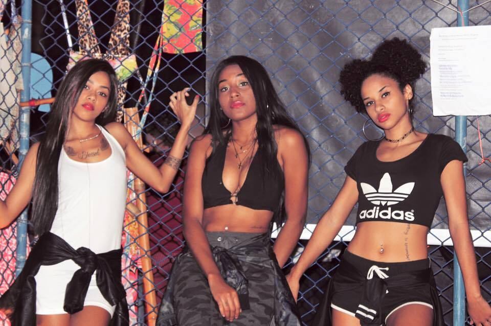 O som das garotas é pesado e mistura rap, trap e funk