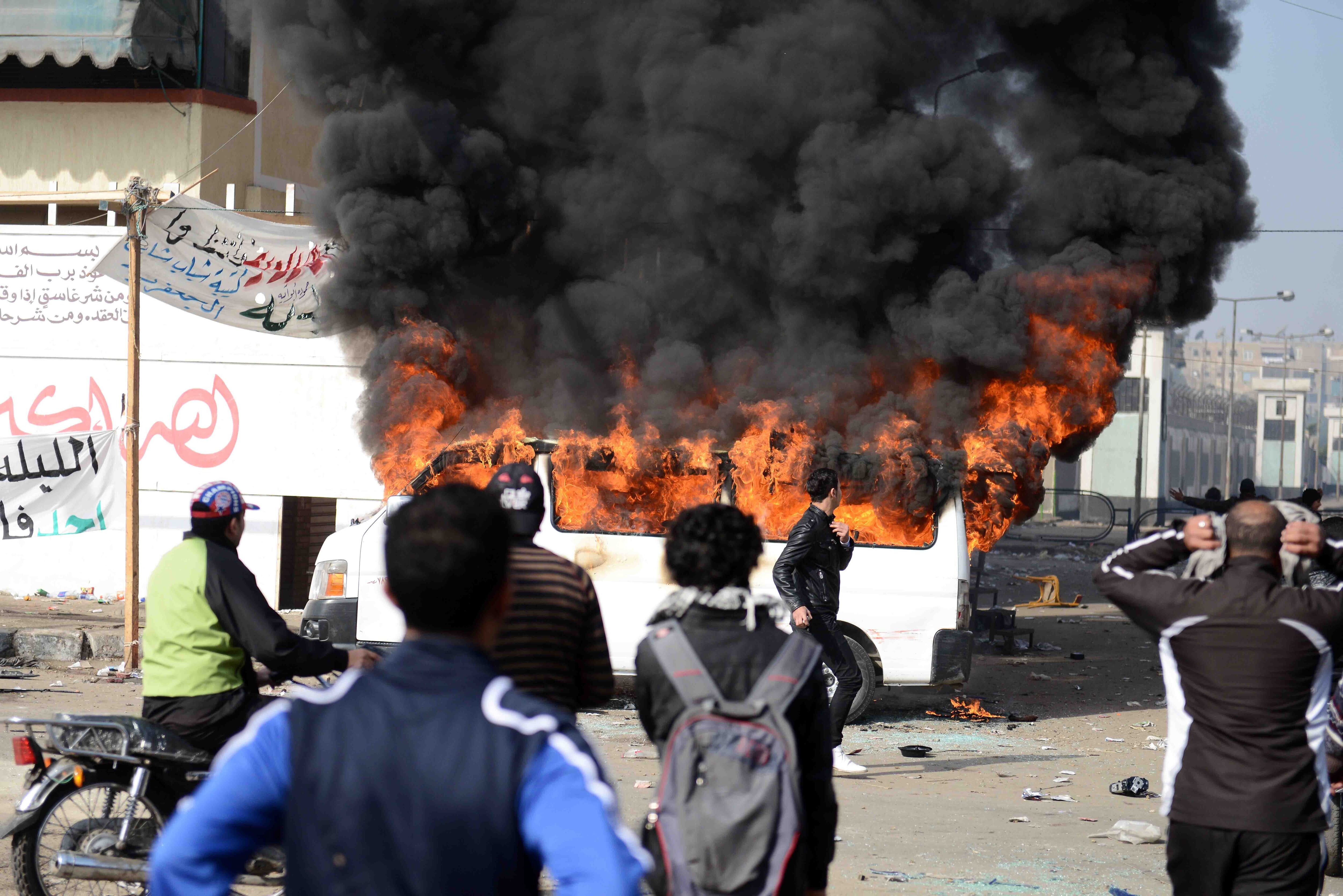 Veículo é incendiado durante manifestações nas imediações da prisão de Port Said