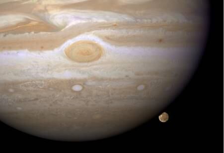 Imagem do telescópio Hubble, que flagrou Júpiter e seu satélite natural, Ganimedes (canto direito)
