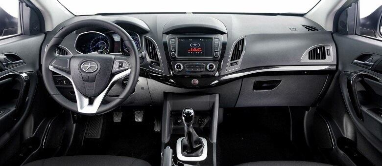 Acabamento da cabine deve surpreender os mais céticos, com encaixes precisos e materiais agradáveis