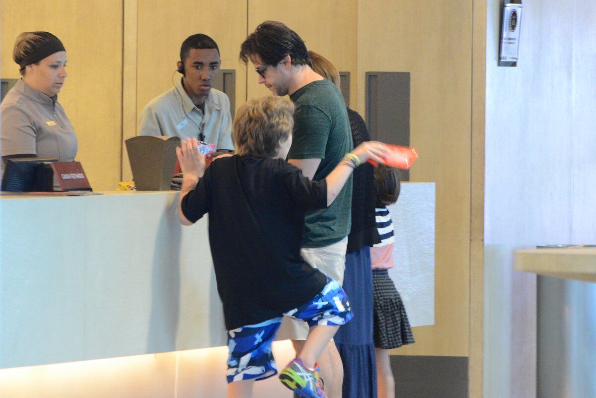 O casal e as crianças curtiram uma sessão de cinema em um shopping no Rio