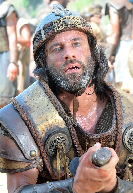 A morte de Jonatas mexeu com as emoções do rei Saul. Ele questionou a morte do filho e retirou a espada fincada no peito de Jonatas e cravou contra o próprio corpo. Antes de morrer, no entanto, Saul diz que o trono está livre para Davi