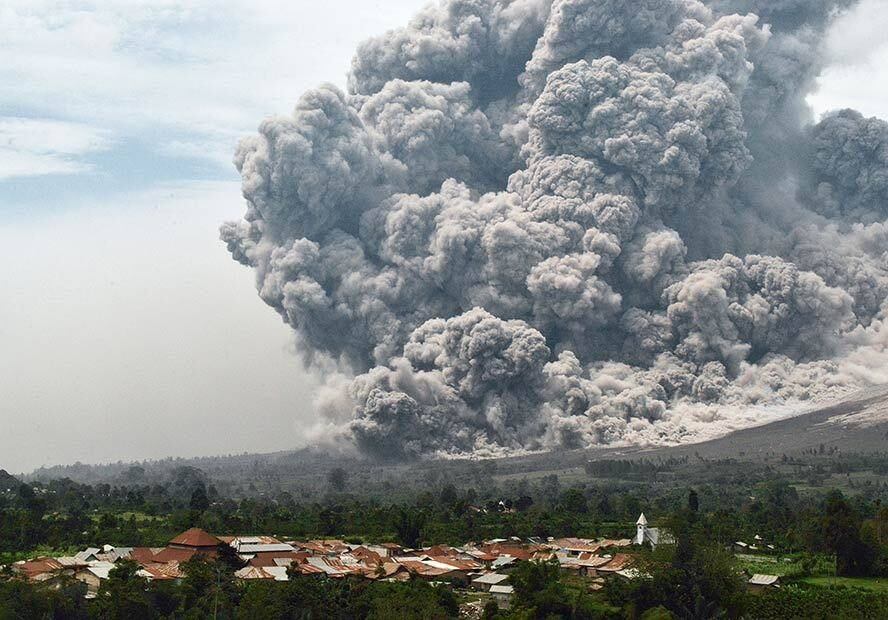 Vulcão Sinabung expele lava quente e cinzas nos céus da ilha
de Sumatra do Norte, na Indonésia