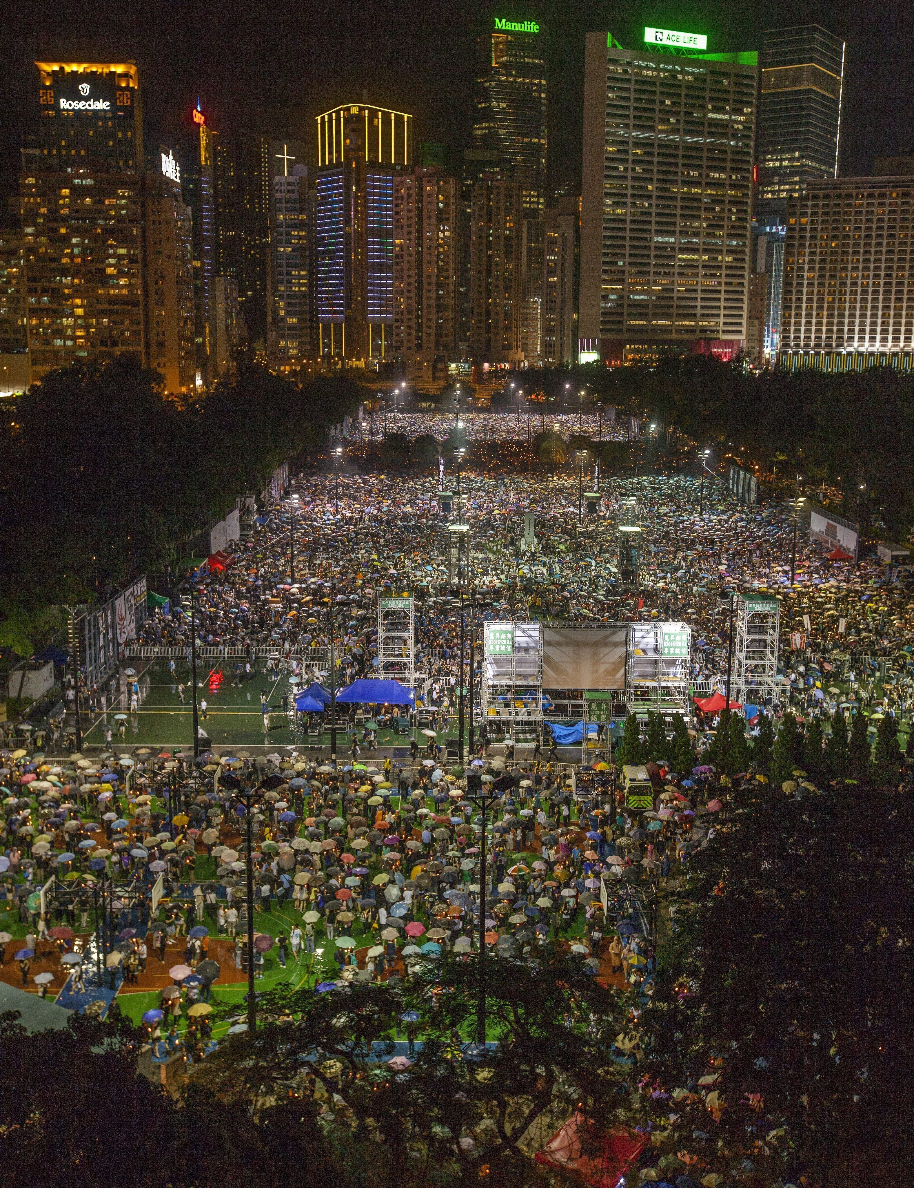 Milhares de pessoas se reuniram, nesta terça-feira (4), no centro de Hong Kong, na China, para lembrar o massacre da praça  Tiananmen, em Pequim, ocorrido em 1989. Mais de três mil manifestantes morreram, na ocasião do incidente, em razão da repressão do governo comunista
