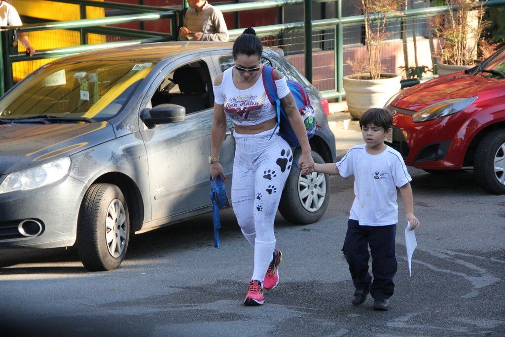 Para dar uma quebra no branco, Fabiana resolveu colocar um tênis rosa