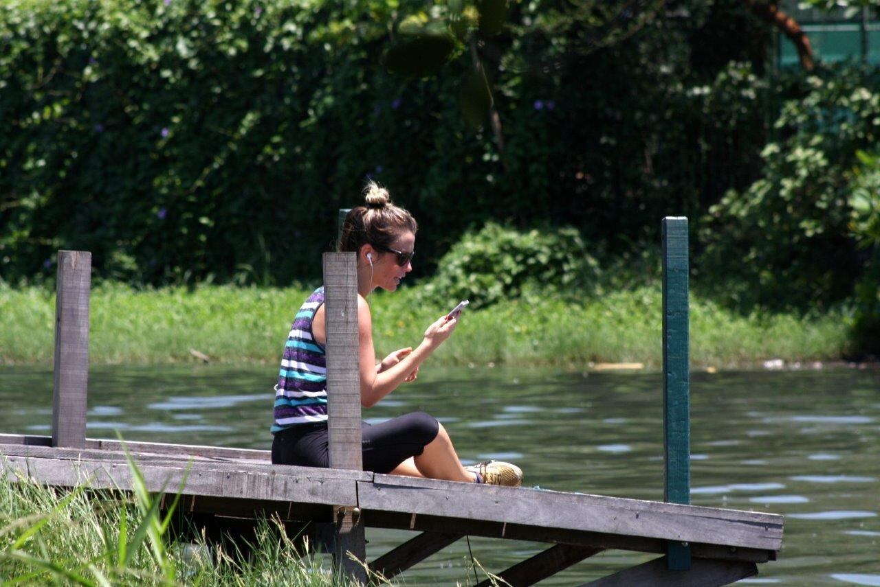 Juliana Didone tem dia de malhação em meio a natureza
