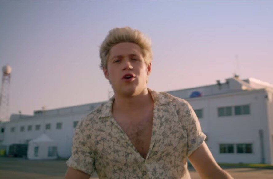 5) Quando a camisa do Niall estava aberta e nós agradecemos por a vida ser tão bela
