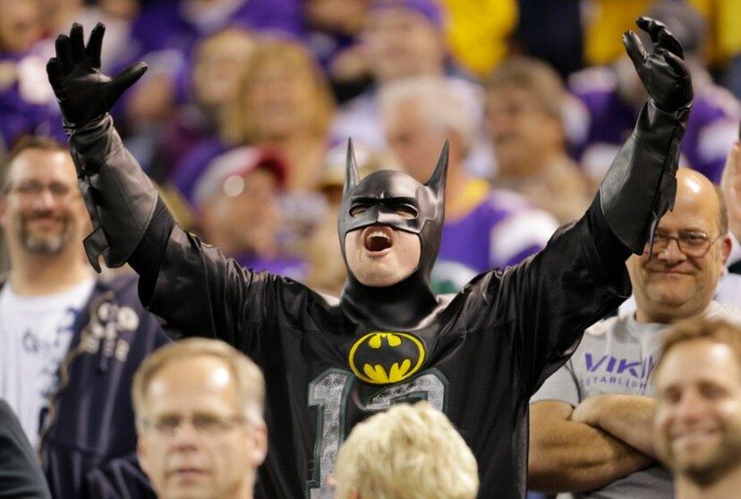 Mas o vilão não teve vida fácil. Afinal, o Batman estava lá entre os fãs do Minnesota Vikings...