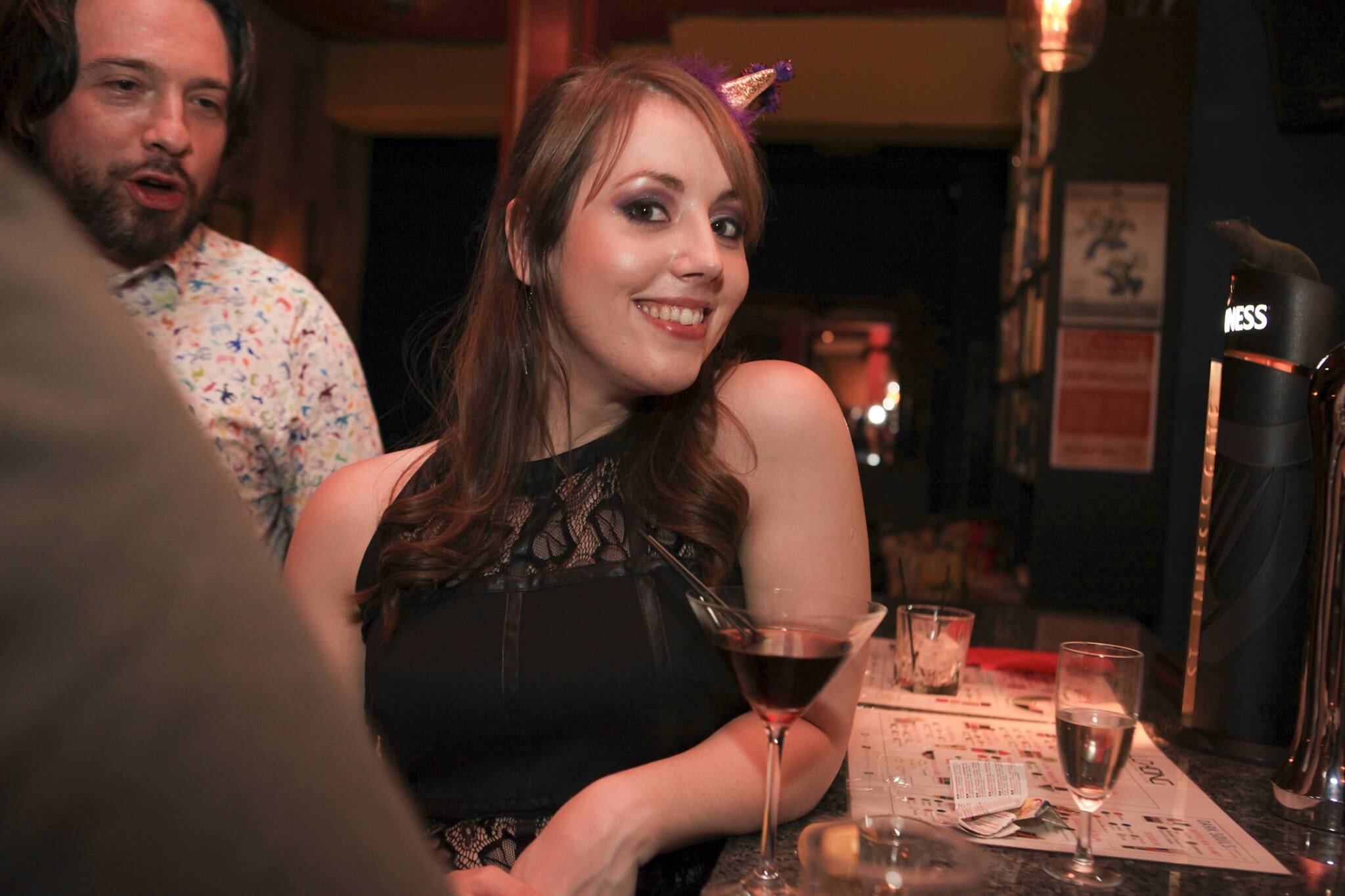 Na
Grã-Bretanha, não existe idade mínima para a cirurgia, mesmo assim, por causa
da burocracia, Holly ainda não foi operada. Agora vive a disparar frases que
causam polêmica nas redes sociais. Ela simplesmente não quer carregar um bebê nos
braços