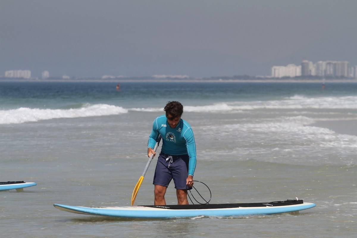 Bruno Gagliasso e Ricardo Pereira praticam stand up paddle na praia da Barra da Tijuca, no Rio